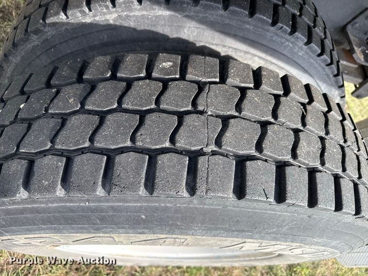 image for item FB8977 2000 GMC C8500 grain truck