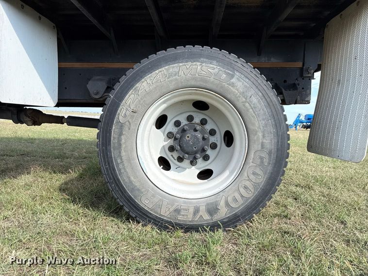 image for item FB8977 2000 GMC C8500 grain truck