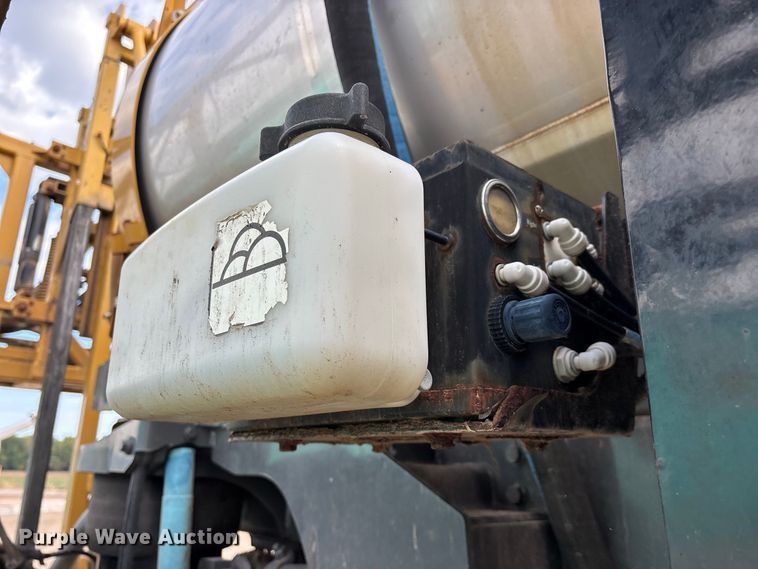 image for item FG0725 2016 RoGator RG1100B sprayer