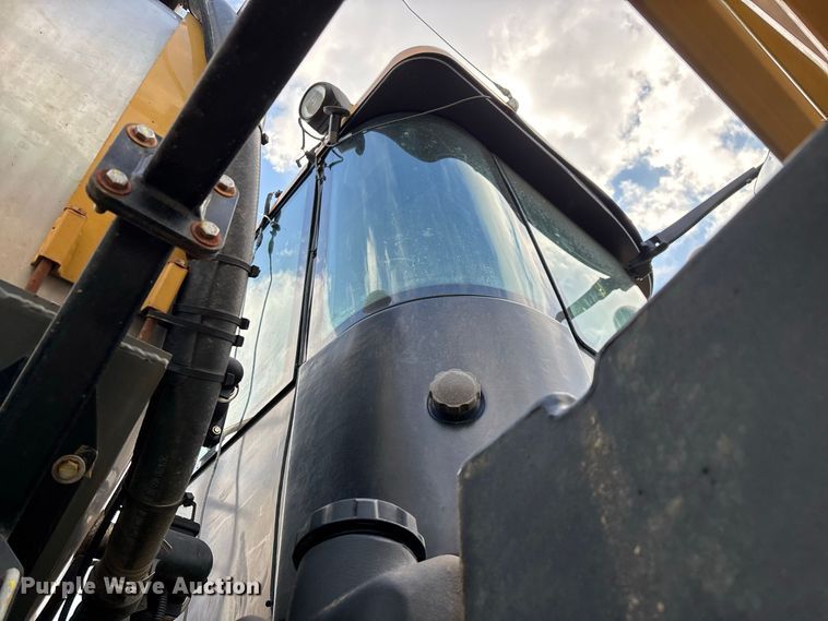 image for item FG0725 2016 RoGator RG1100B sprayer