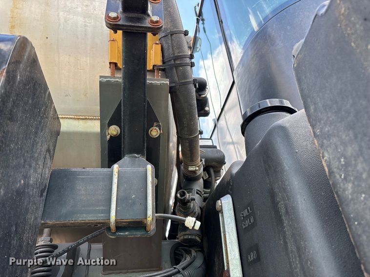 image for item FG0725 2016 RoGator RG1100B sprayer
