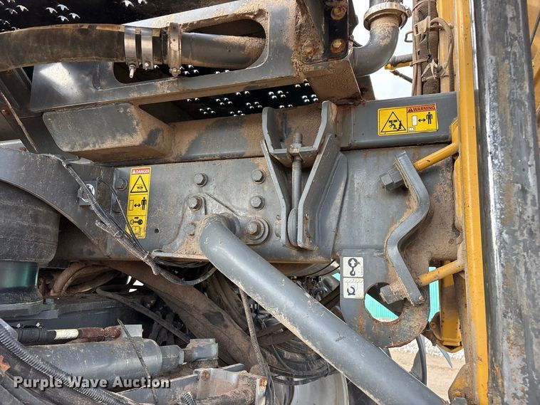 image for item FG0725 2016 RoGator RG1100B sprayer