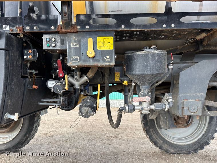 image for item FG0725 2016 RoGator RG1100B sprayer