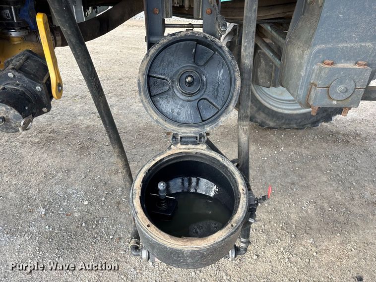 image for item FG0725 2016 RoGator RG1100B sprayer