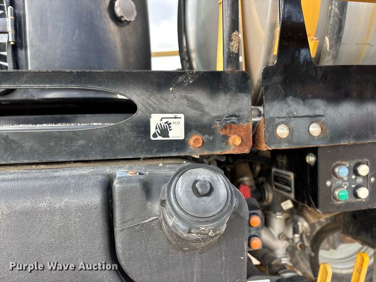 image for item FG0725 2016 RoGator RG1100B sprayer