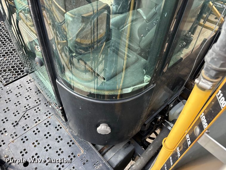 image for item FG0725 2016 RoGator RG1100B sprayer