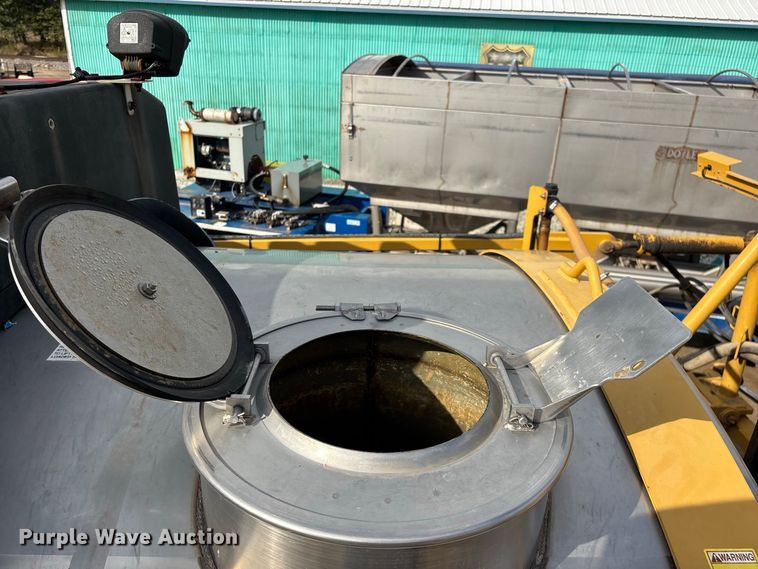 image for item FG0725 2016 RoGator RG1100B sprayer