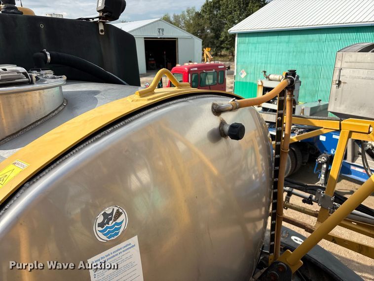 image for item FG0725 2016 RoGator RG1100B sprayer