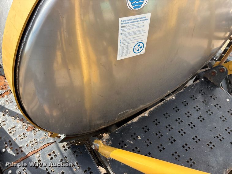 image for item FG0725 2016 RoGator RG1100B sprayer