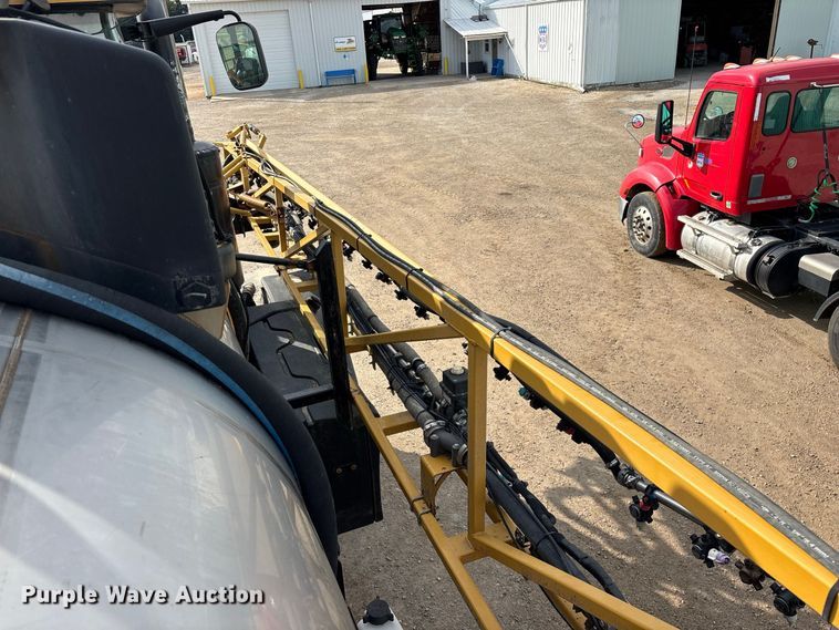 image for item FG0725 2016 RoGator RG1100B sprayer