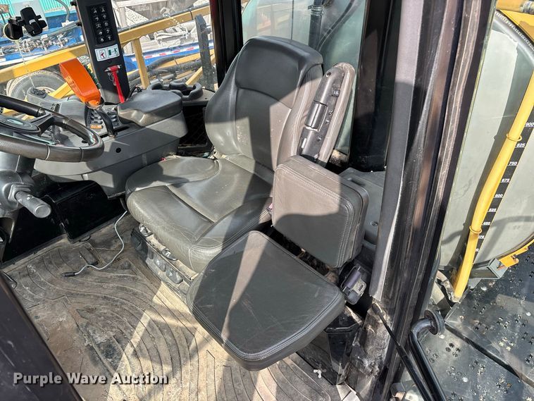 image for item FG0725 2016 RoGator RG1100B sprayer