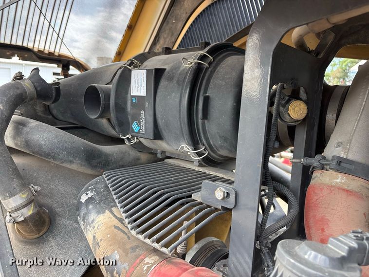 image for item FG0725 2016 RoGator RG1100B sprayer