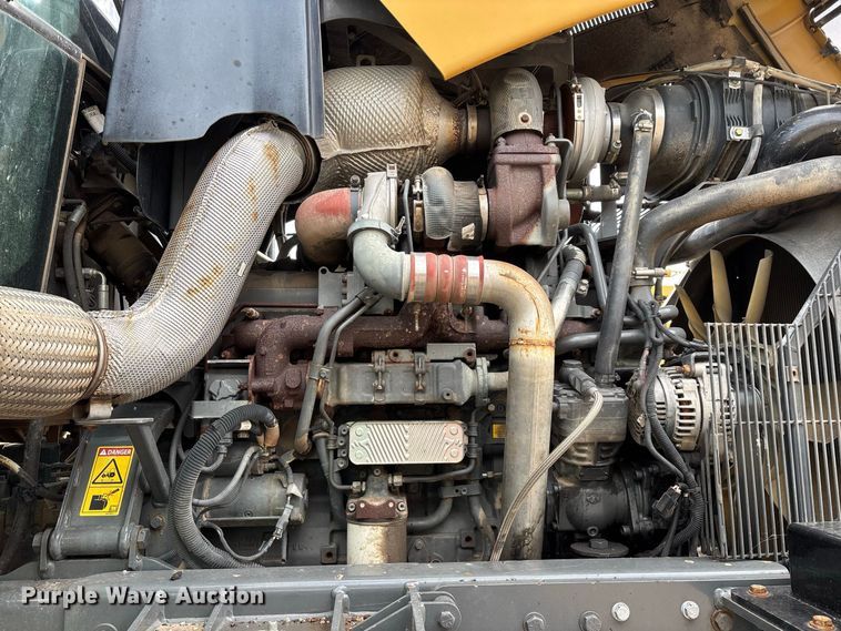 image for item FG0725 2016 RoGator RG1100B sprayer