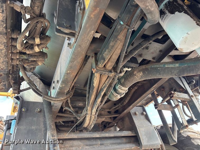 image for item FG0725 2016 RoGator RG1100B sprayer