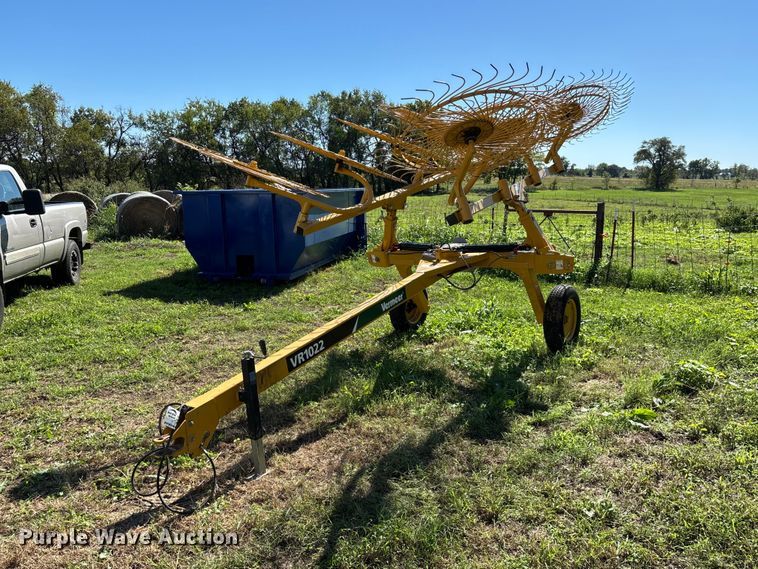 image for item FG0773 Vermeer VR1022 hay rake