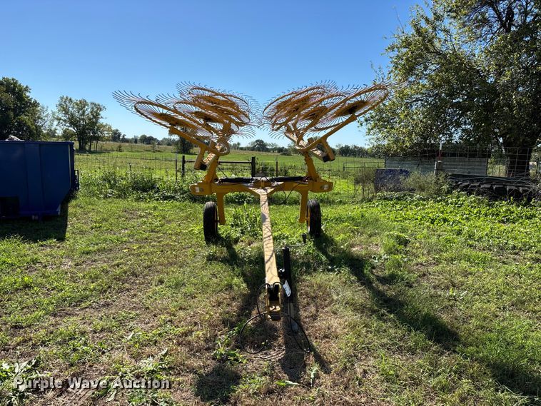 image for item FG0773 Vermeer VR1022 hay rake