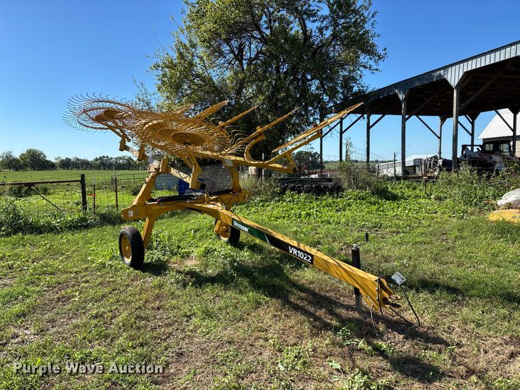 image for item FG0773 Vermeer VR1022 hay rake