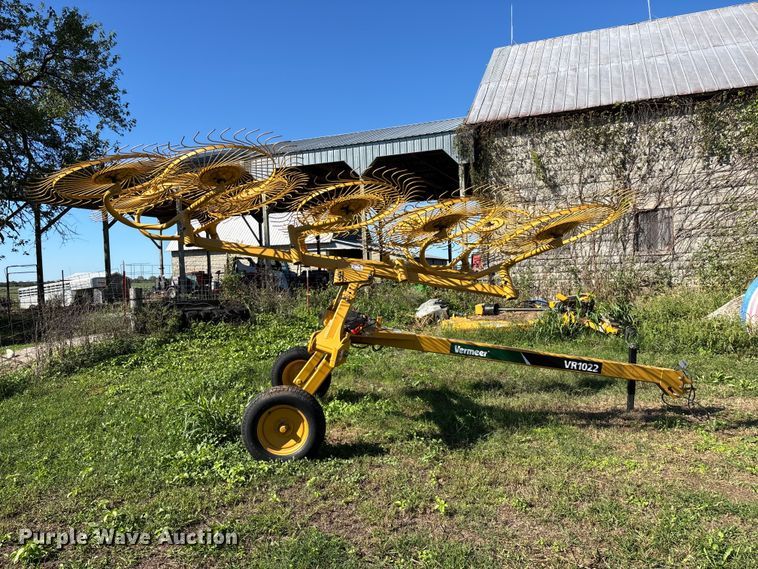 image for item FG0773 Vermeer VR1022 hay rake