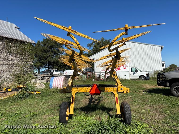 image for item FG0773 Vermeer VR1022 hay rake