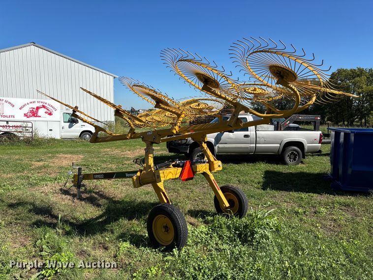 image for item FG0773 Vermeer VR1022 hay rake