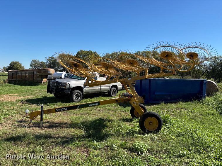 image for item FG0773 Vermeer VR1022 hay rake