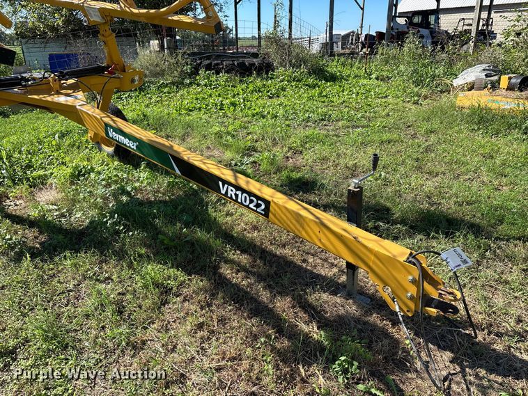 image for item FG0773 Vermeer VR1022 hay rake