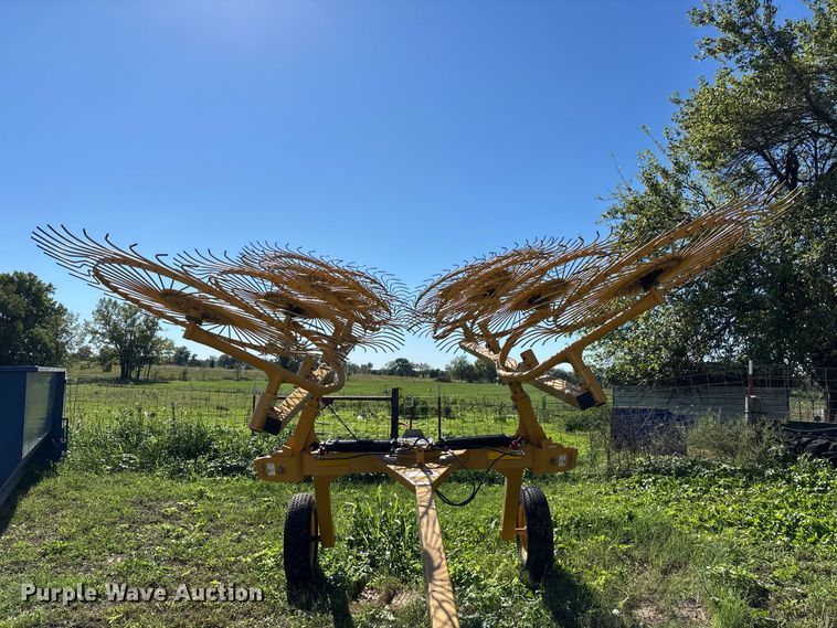 image for item FG0773 Vermeer VR1022 hay rake
