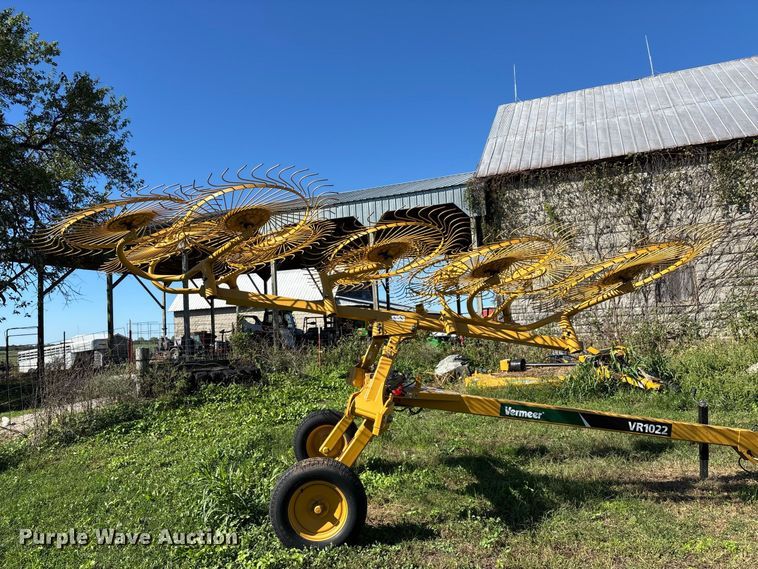 image for item FG0773 Vermeer VR1022 hay rake