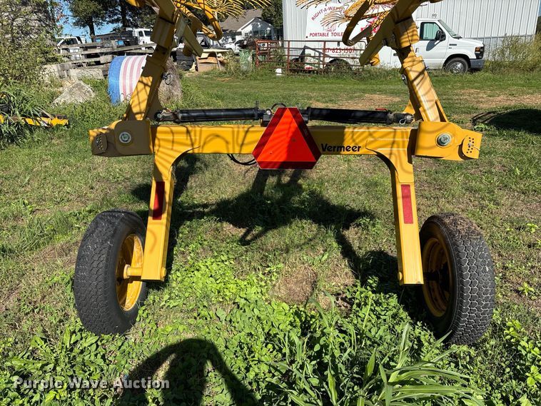 image for item FG0773 Vermeer VR1022 hay rake