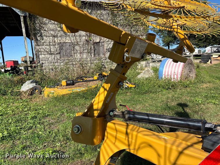 image for item FG0773 Vermeer VR1022 hay rake