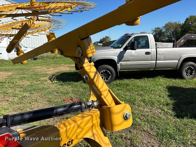 image for item FG0773 Vermeer VR1022 hay rake