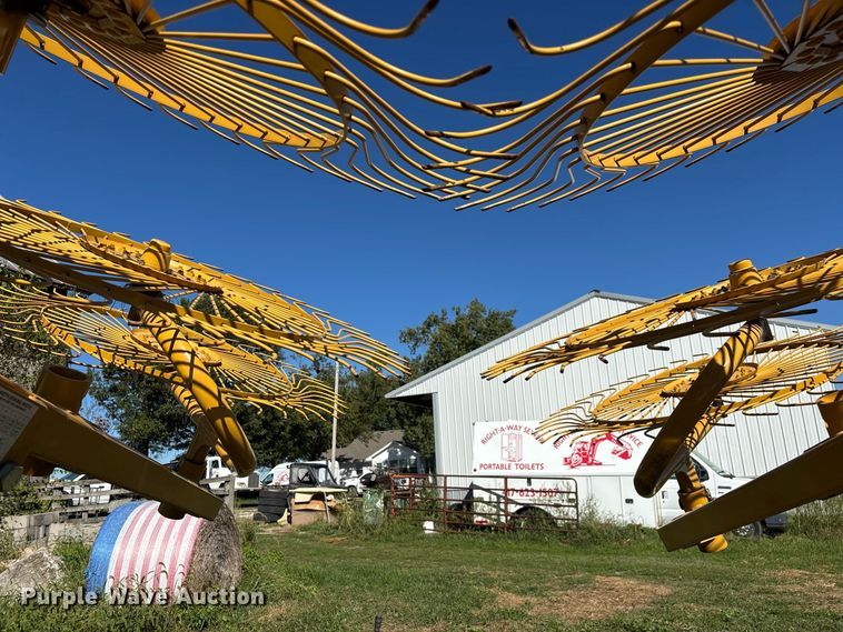 image for item FG0773 Vermeer VR1022 hay rake