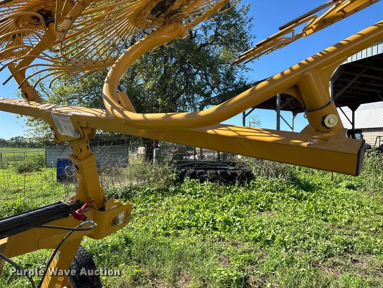 image for item FG0773 Vermeer VR1022 hay rake