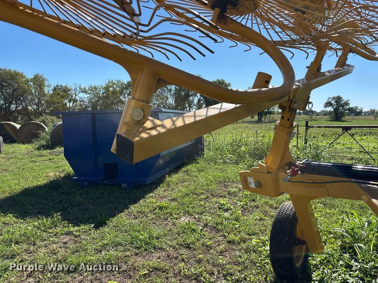 image for item FG0773 Vermeer VR1022 hay rake