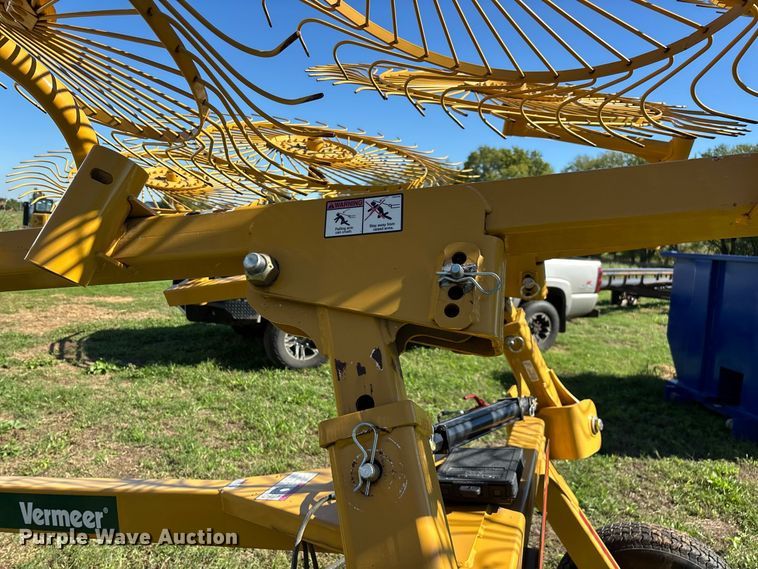 image for item FG0773 Vermeer VR1022 hay rake