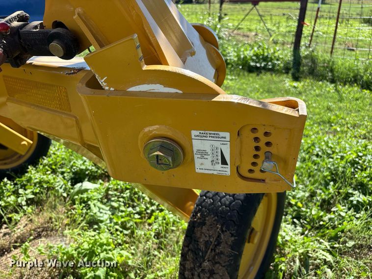 image for item FG0773 Vermeer VR1022 hay rake