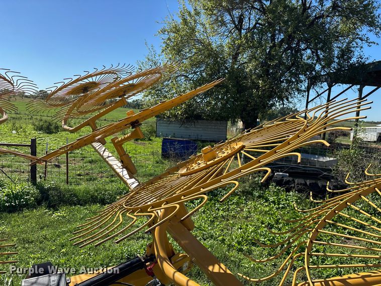 image for item FG0773 Vermeer VR1022 hay rake