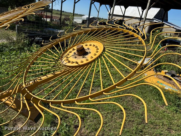 image for item FG0773 Vermeer VR1022 hay rake