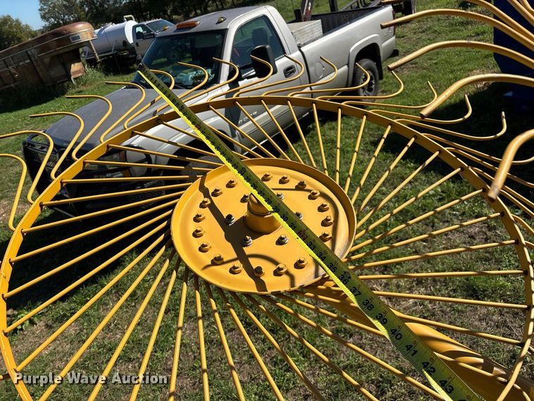 image for item FG0773 Vermeer VR1022 hay rake