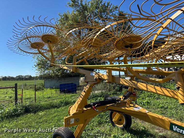 image for item FG0773 Vermeer VR1022 hay rake