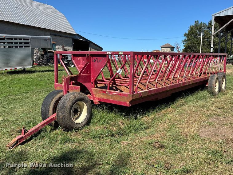 Patriot hay bale feeder wagon