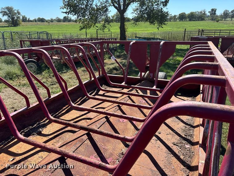 image for item FG0776 Patriot hay bale feeder wagon