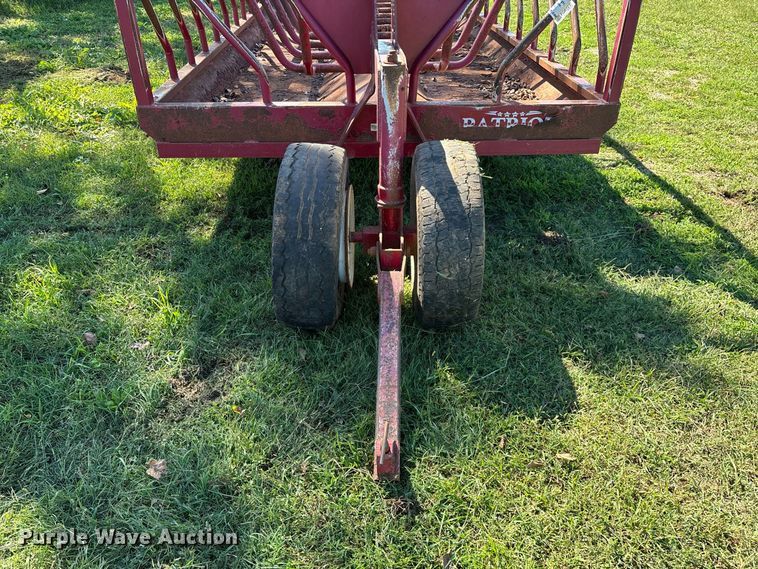 image for item FG0777 Patriot hay bale feeder wagon