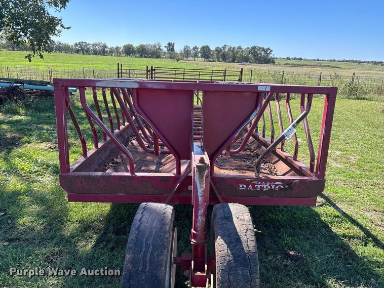 image for item FG0777 Patriot hay bale feeder wagon