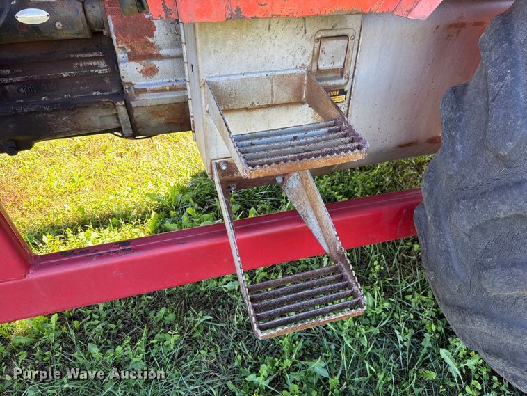 image for item FH6422 1974 Massey Ferguson 1105 tractor