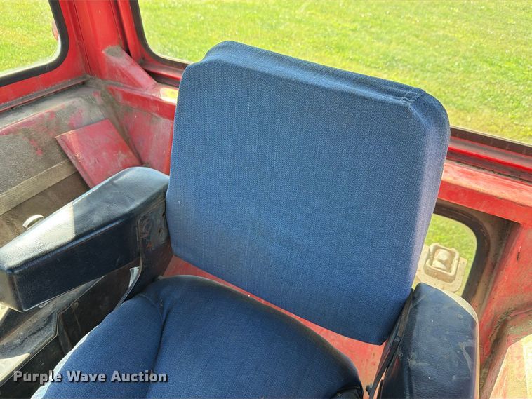 image for item FH6422 1974 Massey Ferguson 1105 tractor