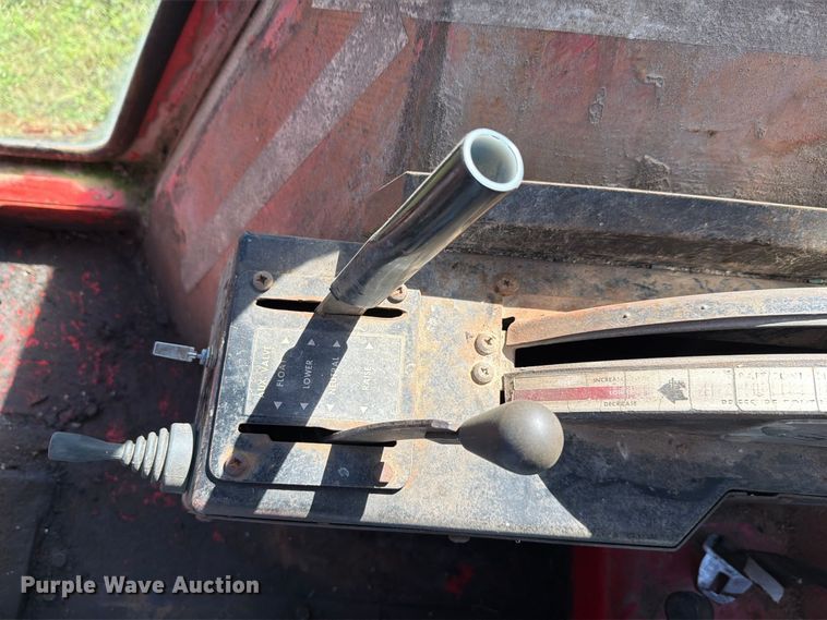 image for item FH6422 1974 Massey Ferguson 1105 tractor