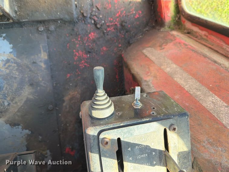 image for item FH6422 1974 Massey Ferguson 1105 tractor