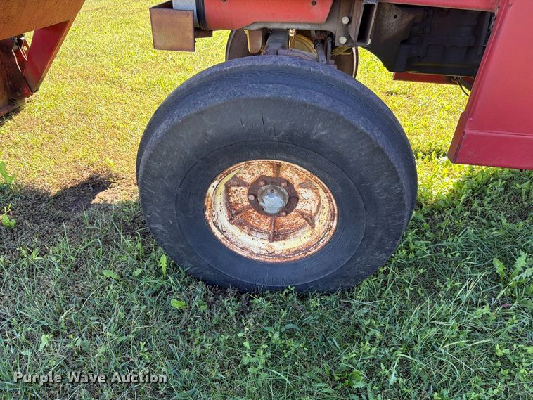 image for item FH6422 1974 Massey Ferguson 1105 tractor