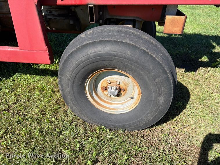 image for item FH6422 1974 Massey Ferguson 1105 tractor